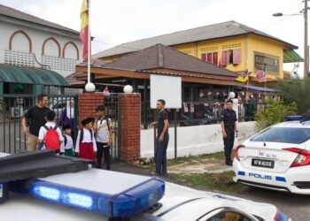 KEJADIAN berlaku di Surau Al-Ehsaniah Ahmadiah berhampiran sekolah agama rakyat di Kelana Jaya di sini, hari ini.