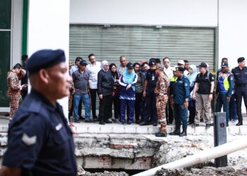 DR. ZALIHA Mustafa meninjau lokasi wanita warga India, Vijayaletchumi, 48, yang terjatuh ke dalam lubang benam berhampiran Masjid India, Kuala Lumpur.