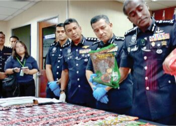 M. KUMAR (kanan) menunjukkan pelbagai jenis dadah yang dirampas daripada lima ahli sindiket pengedaran pada sidang akhbar di IPK Johor, ,Johor Bahru.