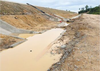 KESAN banjir kilat masih boleh dilihat didakwa kesan pembinaan projek Laluan Rel Pantai Timur (ECRL) di Kampung Banggol Pak Esah, Pasir Puteh, Kelantan. – UTUSAN/TOREK SULONG