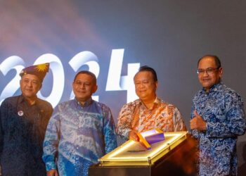 ALEXANDER Nanta Linggi (dua dari kanan) meletakkan logo sebagai gimik perasmian Pentas 2024 di CREaTE, Alor Gajah, Melaka.