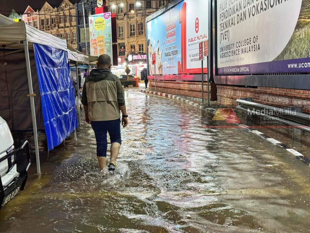 Melaka banjir lagi, ribut ranapkan khemah penjaja Pantai Klebang 6