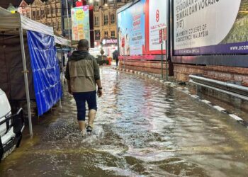 DATUK Bandar Majlis Bandaraya Melaka Bersejarah (MBMB), Datuk Shadan Othman melakukan tinjauan banjir kilat dan ribut yang melanda kawasan tumpuan pelancong di Melaka.