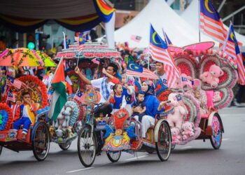 PERBARISAN dan perarakan kemerdekaan membabitkan lebih 8,000 peserta daripada 161 kontinjen sempena Sambutan Hari Kebangsaan Ke-67 Peringkat Negeri di Persiaran Jalan Merdeka, Banda Hilir, Melaka.