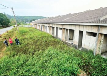 KEADAAN rumah generasi baharu Felda Lurah Bilut di Bentong, Pahang, yang terbengkalai sejak 2015. 
– UTUSAN/SHAIKH AHMAD RAZIF