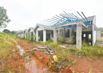 PEMBINAAN Rumah Pahang di Felda Kampung Awah di Maran, Pahang masih terbengkalai dan difahamkan ia sudahpun melebihi 10 tahun. 
– UTUSAN/SHAIKH AHMAD RAZIF