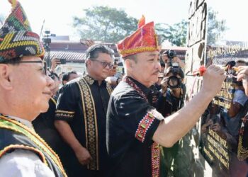 HAJIJI Noor diiringi  Jeffrey Kitingan (kiri) menandatangani Tugu Peringatan 60 Tahun Hari Sabah Merdeka di Pisompuruan Square, Tambunan, tahun lalu. – IHSAN JABATAN KETUA MENTERI SABAH