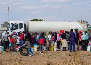 PENDUDUK Bulawayo di Zimbabwe berdepan krisis bekalan air ekoran cuaca panas tahun ini.-AGENSI