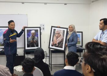 DR. ISHAK Ramli (kiri) semasa sesi penilaian pelajar akhir Diploma Fotografi dan Pengimejan Kreatif menerangkan pandangan syariah tentang pemotretan dalam fotografi fesyen, baru-baru ini.