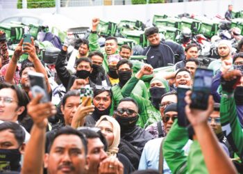 Pekerja p-hailing yang semakin ramai di negara ini menghadapi pelbagai kerenah pelanggan setiap hari. - Gambar hiasan/Syakir Radin.