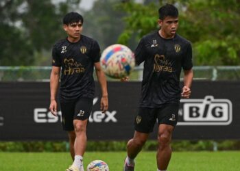 GANDINGAN Serangan Terengganu, Akhyar Rashid (kiri) dan Safawi Rasid menjadi sandaran untuk merobek gawang Sri Pahang. – IHSAN TFC