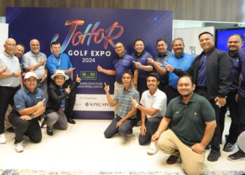 LUKMAN Abu Bakar (enam  dari kiri) bersama  pemain golf amatur menunjukkan logo  JGE2024 selepas majlis pelancaran di Pejabat KPRJ di  Iskandar Puteri.-UTUSAN/RAJA JAAFAR ALI