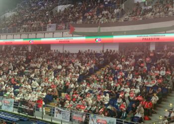 TEMPAT duduk di Axiata Arena, Bukit Jalil dipenuhi orang ramai yang menghadiri Himpunan Pembebasan Palestin hari ini.