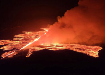 IMEJ video langsung dari gunung berapi di semenanjung Reykjanes menunjukkan lava panas memancut keluar dari rekahan dan mengeluarkan asap hitam tebal ke langit.- AGENSI