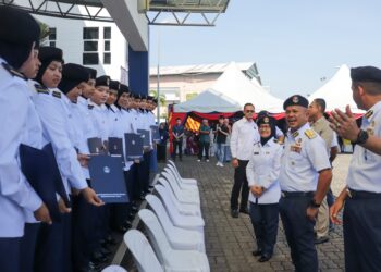 MOHD. Zawawi Abdullah (dua, kanan) beramah mesra bersama sebahagian pelatih Paskam sebelum sesi bergambar pada Majlis Tamat Latihan dan Pemakaian Pangkat Leftenan Muda Paskam UMT Siri 1/2022 di Kuala Terengganu, hari ini.