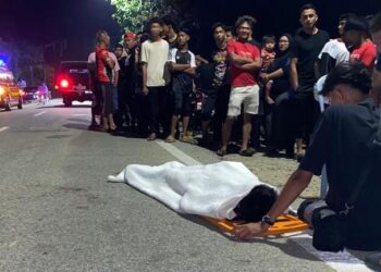 KEADAAN mayat Muhammad Hairis Irsyad Azhar yang maut selepas motosikal dibonceng bertembung dengan sebuah motosikal lain di Jalan Kampung Telari, Manir, Kuala Terengganu, malam tadi.