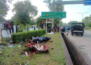 KEADAAN mayat dan motosikal ditunggangi Muhammad Aiman Faiz Azman selepas terlibat dalam kemalangan di Jalan Sultan Mahmud, Kuala Terengganu, hari ini.