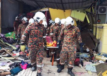 SEORANG wanita meninggal dunia dalam kejadian treler melanggar sebuah rumah di Kampung Ketapang Hilir di Pekan, Pahang.