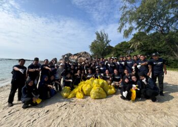 SEBAHAGIAN peserta yang terlibat program  ‘Saya Sayang Bumi-Beach Plogging’ di Pantai Pelindung di Kuantan, Pahang. - FOTO/NORHAFIZAN ZULKIFLI