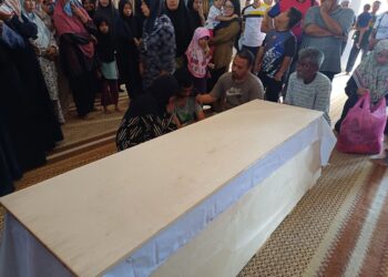 AHLI keluarga mangsa tidak dapat menahan sebak ketika jenazah Nurnazatul Fasiha Nasruddin tiba di Masjid An Nur Ketapang Hilir di Pekan, Pahang.