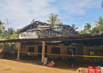 KEADAAN rumah Mohd. Nuraliff Zainal Abidin yang musnah terbakar di Kampung Tapah, Hulu Terengganu, malam tadi. - UTUSAN/NOOR HAYATI MAMAT