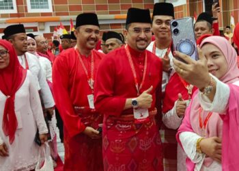 ASYRAF  WAJDI Dusuki (tengah) berswafoto dengan ahli  UMNO pada Persidangan Perwakilan UMNO Bahagian Kulai di Dewan Raya Putra , Bandar Putra , Kulai.