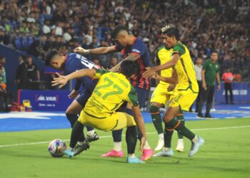 PENYERANG JDT, Arif Aiman Hanapi dan Bergson da Silva diasak tiga pemain pertahanan KDA FC pada perlawanan kedua separuh akhir Piala FA di Stadium Sultan Ibrahim, Iskandar Puteri pada minggu lalu.