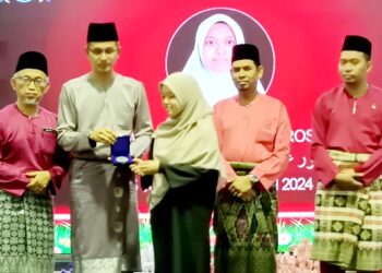 MOHD. FARED Mohd. Khalid  (dua dari kiri) menyampaikan Anugerah Iman Ibnu Al Jazari kepada Nur Aishah Izzatie Rosman pada Majlis Khatam Hafazan Al-Quran 2024 di KUIJSI, Johor Bahru.