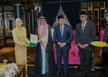 SULTANAH Nur Zahirah (kiri) menerima surat pengesahan akreditasi kerajaan Arab Saudi daripada Fahad Mohammed Alsehmmeri di Istana Syarqiyyah, Kuala Terengganu, semalam.