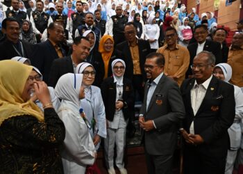 ADNAN Mat (tengah) beramah mesra dengan   jururawat pada Perhimpunan Inspirasi Gemilang Penjawat Awam Kesihatan Negeri Terengganu di Kuala Terengganu, hari ini. - UTUSAN/PUQTRA HAIRRY ROSLI