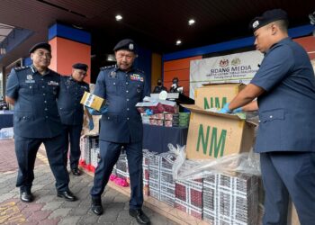 MOHD. ASRI Seman (tiga dari kiri) menunjukkan sebahagian rokok pelbagai jenis yang dirampas dalam sidang akhbar di Wisma Kastam Jalan Besar di Kuantan, Pahang. - FOTO/NORHAFIZAN ZULKIFLI