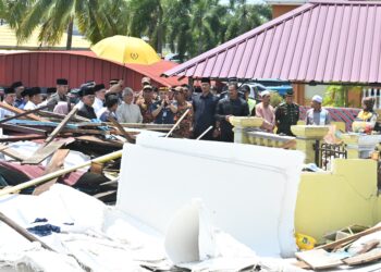 AL-SULTAN ABDULLAH Ri'ayatuddin Al-Mustafa Billah Shah (tengah) berkenan mencemar duli melawat rumah yang musnah akibat dirempuh lori dalam kemalangan di Kilometer 5 Jalan Pekan/Nenasi/Rompin, Kampung Ketapang Hilir di Pekan, Pahang. - FOTO/SHAIKH AHMAD RAZIF