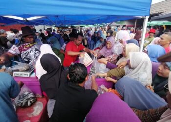 SEBAHAGIAN daripada pengunjung membeli ikan yang dijual pada Jualan Agro Madani sempena  Sambutan Hari Peladang, Penternak dan Nelayan, Hulu Terengganu, hari ini. - UTUSAN/NOOR HAYATI MAMAT