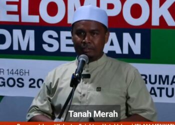 MOHD. Rizwadi Ismail semasa berceramah di Unit Daerah Mengundi Serian, Gua Musang, Kelantan malam tadi.