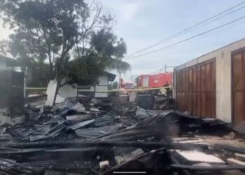 KEADAAN kedai makan milik Mek Wook Abdullah dan Abdillah Ahmad yang musnah dalam kebakaran di Kampung Bukit Petiti, Manir, Kuala Terengganu, semalam. - UTUSAN/TENGKU DANISH BAHRI TENGKU YUSOF