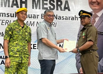 SHAMSUL Anuar Nasarah menyampaikan surat kenaikan pangkat kepada anggota Rela di Dewan Datuk Ariffin Said Ibu Pejabat Lembaga Kemajuan Kelantan Selatan (Kesedar) di Gua Musang, Kelantan, hari ini. UTUSAN/AIMUNI TUAN LAH.