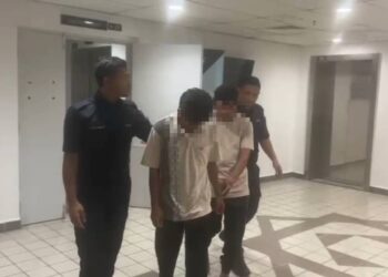 DUA lelaki yang didakwa melakukan amang seksual fizikal dan merogol seorang remaja OKU sehingga hamil dibawa keluar dari Mahkamah Sesyen Kuala Terengganu, hari ini. - UTUSAN/TENGKU DANISH BAHRI TENGKU YUSOFF