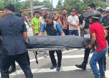 ANGGOTA polis dan orang awam mengusung mayat Muhammad Abdul Aziz Ahmad Zainuddin yang maut selepas motosikal yang ditungganginya merempuh sebuah lori di Kampung Baru Kuala Abang, Dungun, hari ini.