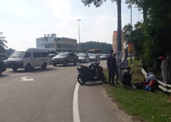 DUA pelajar yang terlibat dalam kemalangan langgar lari di lampu isyarat Cheng Height, Bertam, Melaka pada Selasa ditenangkan oleh orang awam.