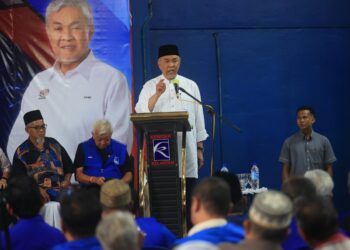 AHMAD Zahid Hamidi semasa berucap pada Majlis Temu Mata bersama Warga Peneroka Lembaga Kemajuan Kelantan Selatan (Kesedar) dan
Masyarakat Renok di Dewan Gerakan Desa Wawasan Kampung Renok Baru, Gua Musang, Kelantan hari ini-UTUSAN/KAMARUL BISMI KAMARUZAMAN.