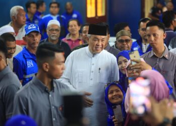 ORANG ramai tidak melepaskan peluang berswafoto dengan Ahmad Zahid Hamidi semasa hadir ke Majlis Temu Mata bersama Warga Peneroka Lembaga Kemajuan Kelantan Selatan (Kesedar) dan Masyarakat Renok di Dewan Gerakan Desa Wawasan Kampung Renok Baru, Gua Musang, Kelantan hari ini-UTUSAN/KAMARUL BISMI KAMARUZAMAN.