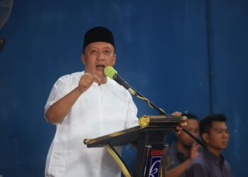 AHMAD Jazlan Yaakub semasa berucap pada Majlis Temu Mata bersama Warga Peneroka Lembaga Kemajuan Kelantan Selatan (Kesedar) dan Masyarakat Renok di Dewan Gerakan Desa Wawasan Kampung Renok Baru, Gua Musang, Kelantan hari ini-UTUSAN/KAMARUL BISMI KAMARUZAMAN