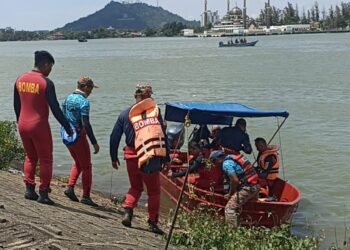 ANGGOTA bomba menjalankan operasi mencari dan menyelamat Abdullah A. Mubin
yang dikhuatiri lemas terjatuh jet ski di Sungai Terengganu berhampiran TTI, Kuala Terengganu, hari ini. - UTUSAN/TENGKU DANISH BAHRI TENGKU YUSOFF