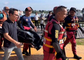 ANGGOTA bomba mengangkat mayat Abdullah Abdul Mubin yang ditemukan lemas di Sungai Terengganu dekat TTI, Kuala Terengganu, hari ini. - UTUSAN/TENGKU DANISH BAHRI TENGKU YUSOFF