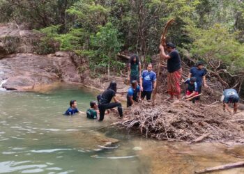 SEBAHAGIAN daripada pendaki membersihkan kawasan Jeram Lesung, Gunung Berembun, Hulu Dungun, semalam. - UTUSAN/PUQTRA HAIRRY ROSLI