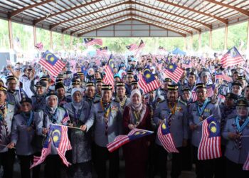 FADHLINA Sidek (empat, kanan) bergambar bersama ahli pengakap pada Majlis Perasmian Kempori Pengakap Madani Peringkat Kebangsaan Tahun 2024 di Teluk Ketapang, Kuala Nerus hari ini. - UTUSAN/PUQTRA HAIRRY ROSLI