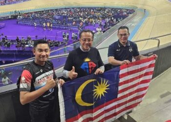 AHMAD Samsuri Mokhtar (tengah) hadir memberi sokongan kepada Azizulhasni Awang di Velodrom Saint Quentin en Yvelines, Paris, malam tadi. 