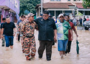 AB. RAUF Yusoh meninjau situasi banjir di Pekan Masjid Tanah, Alor Gajah, Melaka.