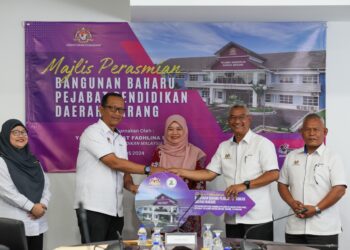 FADHLINA Sidek (tengah) memerhatikan Ketua Setiausaha KPM, Datuk Nik Nasarudin Mohd. Zawawi (dua, kiri) menyerahkan replika kunci bangunan baharu PPD Marang kepada Pengarah Pendidikan Terengganu, Jelani Sulong (dua, kanan) di Marang, hari ini. - UTUSAN/KAMALIZA KAMARUDDIN