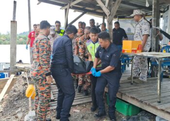 PASUKAN penyelamat mengusung mayat mangsa kedua, Shahril Ismail yang ditemukan dalam tragedi bot karam dipercayai dilanggar tongkang di Perairan Kuala Kemaman, hari ini. - UTUSAN/NIK NUR IZZATUL HAZWANI NIK ADNAN